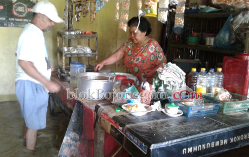 Meski Terendam Banjir, Warung di Sukosewu Tetap Buka